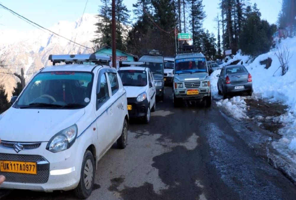 Tourist Return from Auli After New year Celebration Long Traffic jam due to Snowfall