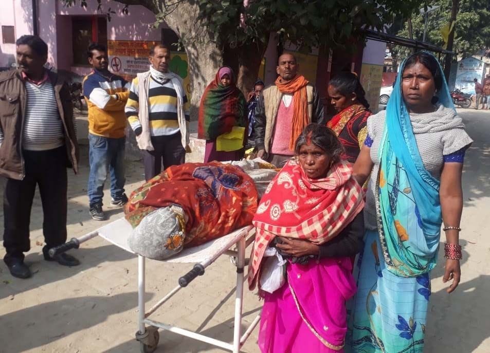 On the highway in front of the hospital, the delivery victim gave birth to a newborn