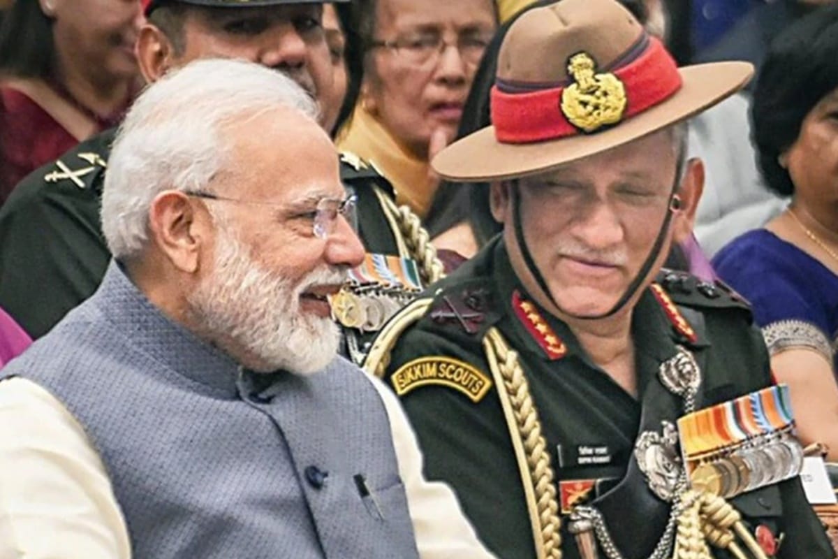 प्रधानमं6ी नरेंद्र मोदी-जनरल बिपिन रावत (फाइल फोटो)