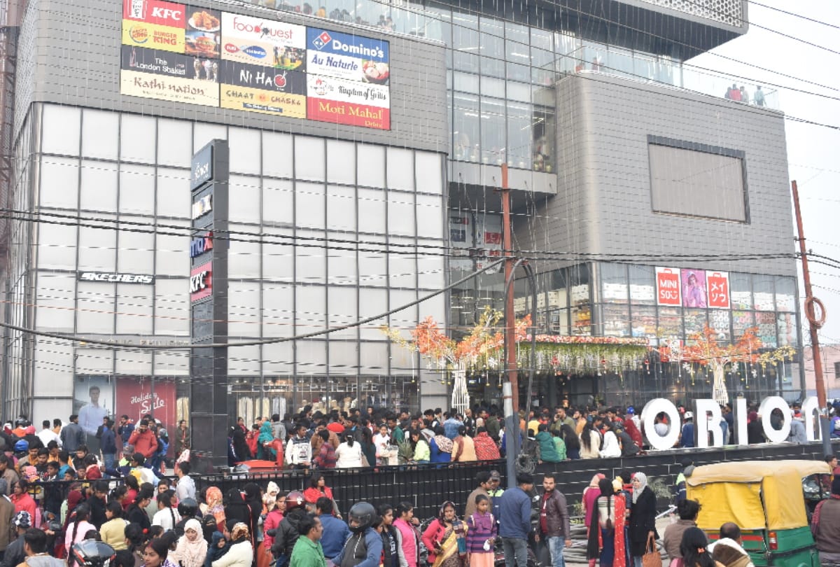 traffic jam police fail at new year 2020 celebration in gorakhpur