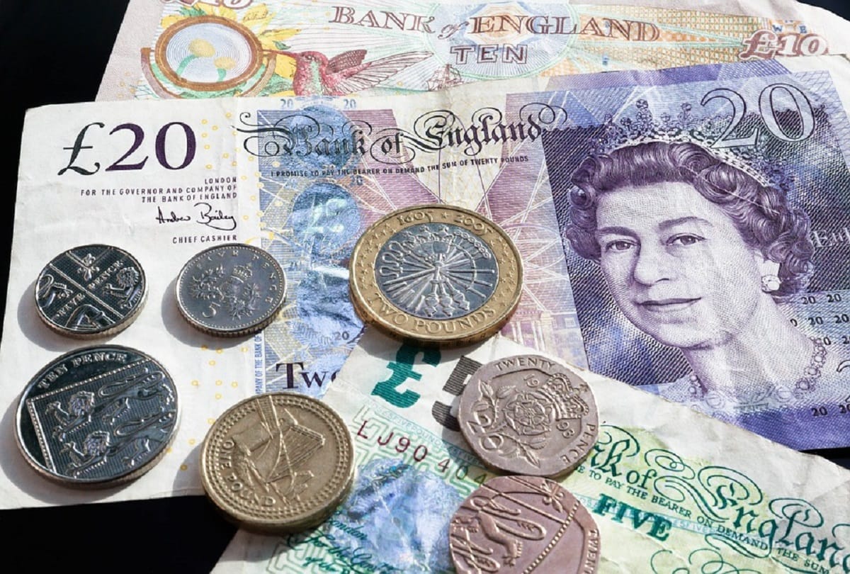 uk couple accidentally threw 14 lakh rupees cash in garbage recycling center returned