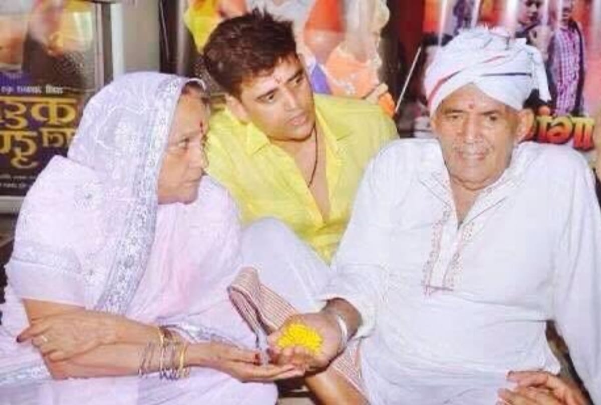 BJP MP Ravi kishan father dies in varanasi side story