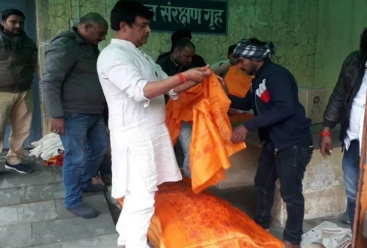 BJP MP Ravi Kishan cremated his father in Varanasi