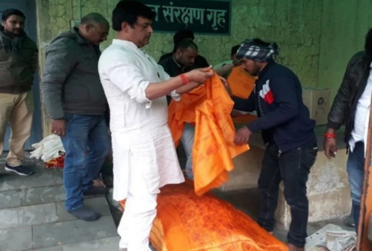 BJP MP Ravi Kishan cremated his father in Varanasi