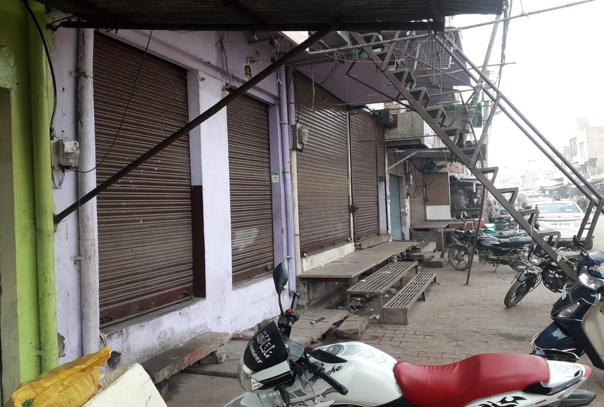 Miscreants Looted Chemist Shop Gun Fire in Market Filmy Style