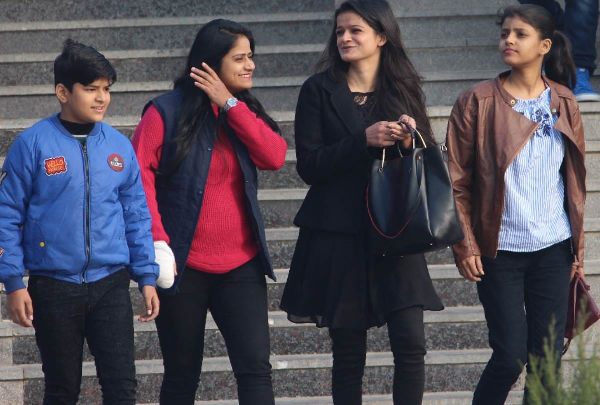 After seven years, temperature of lucknow reached below one degree Celsius.