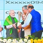 सीएम त्रिवेंद्र को पुरस्कार देते पीएम मोदी
