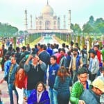 ताज पर देसी-विदेशी पर्यटक