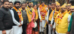 राष्ट्रीय जन उद्योग व्यापार संगठन की रथ यात्रा का स्वागत करते व्यापारी।