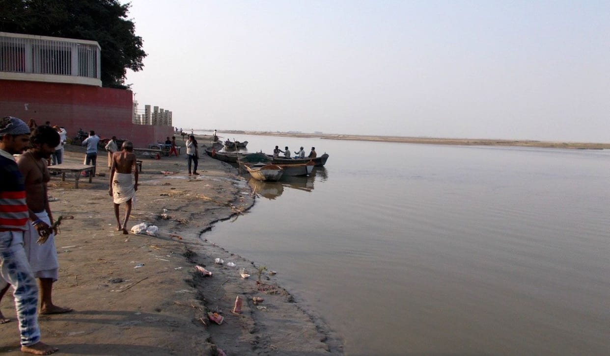 ganga kinaare base gaanvon mein bahegee vikaas kee ganga