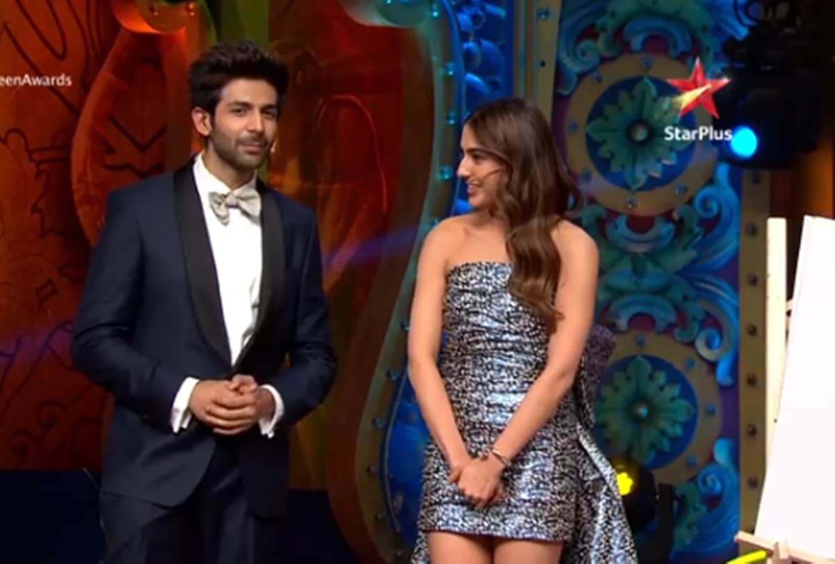 Sara Ali Khan falls off stage Kartik Aaryan comes to her rescue