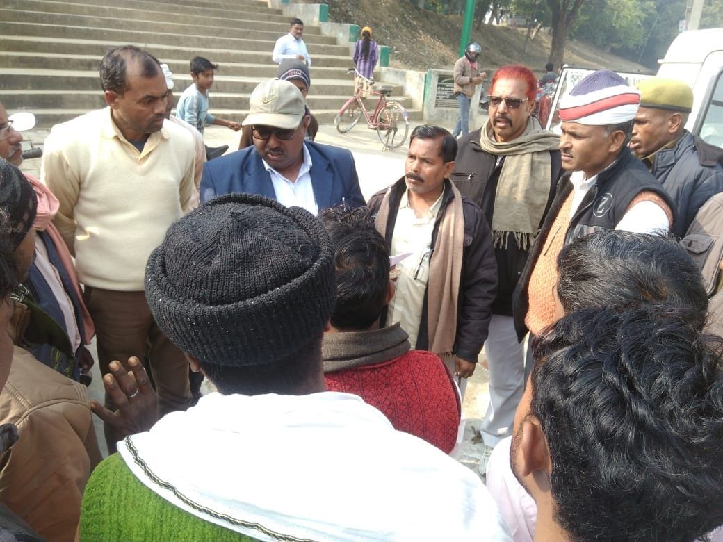 Nagar Panchayat personnel angry over attack on colleague, jammed road