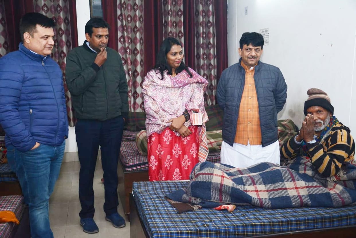 Minister of State reached with blanket amidst the scolding people
