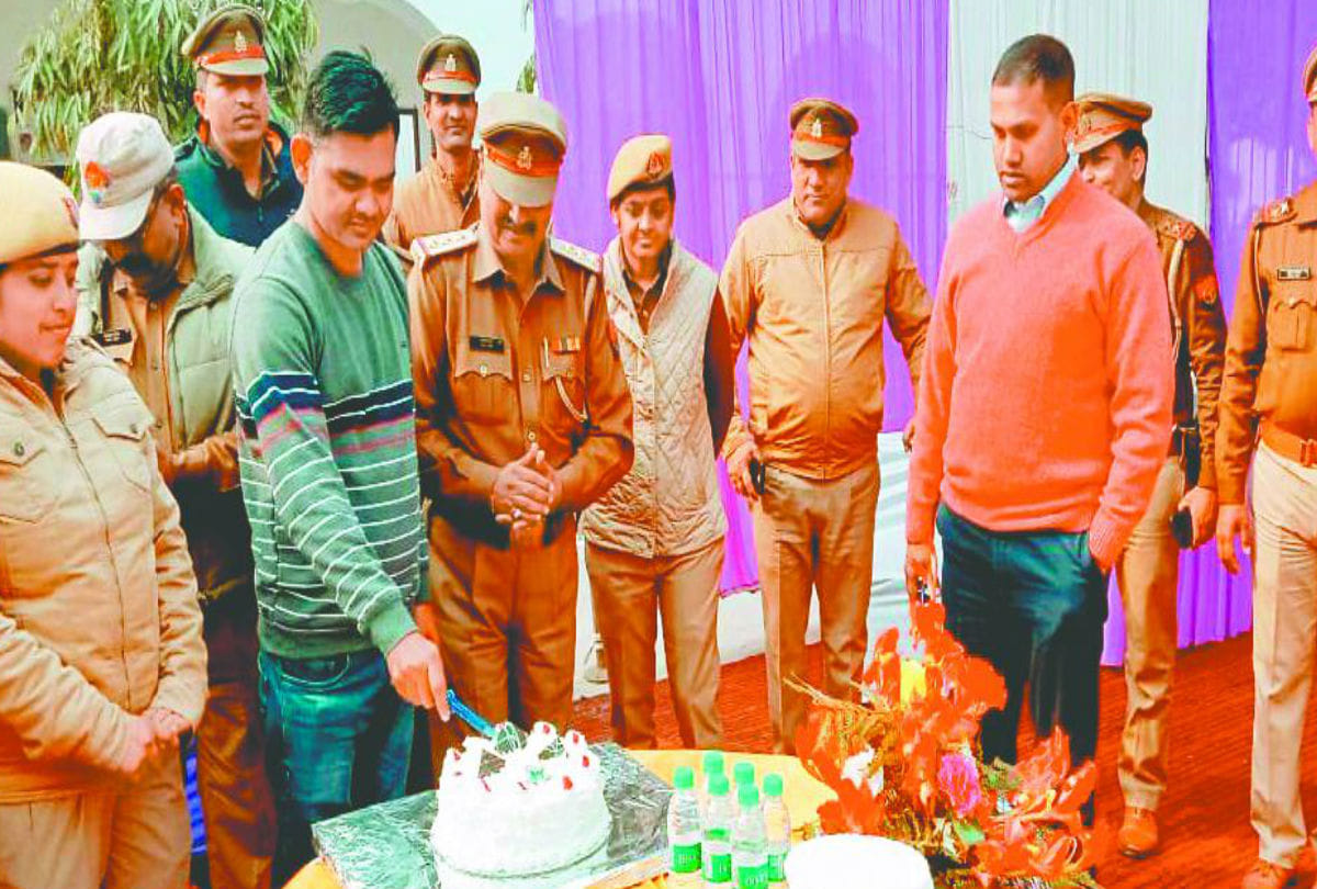 Ssp Agra Bablu Kumar Celebrate Constable Birthday On New Year