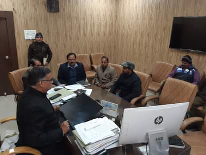 जेडीए कार्यालय में अरबन हाट पर चर्चा करते जेडीए उपाध्यक्ष, उद्योग विभाग व हस्तशिल्प विभाग के अधिकारी