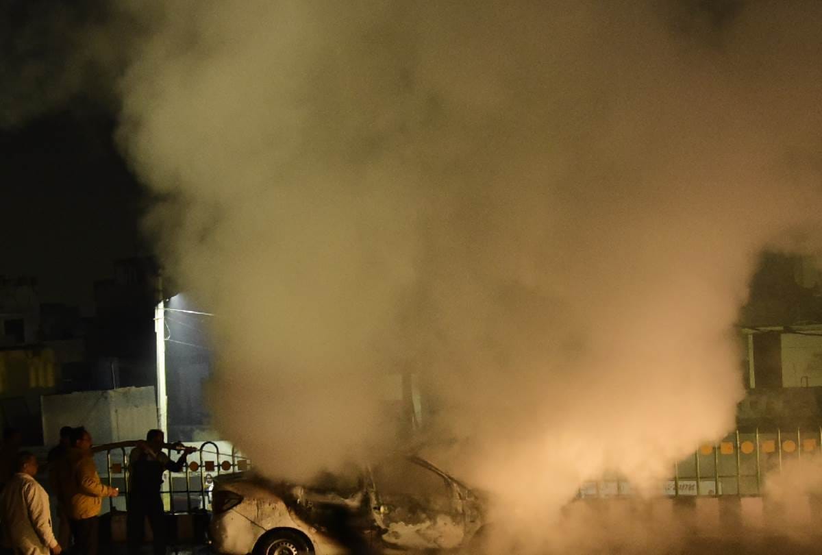 A running car catches fire in Ghajipur in Lucknow.