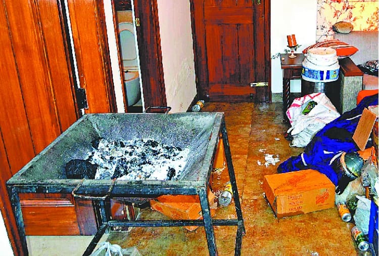 Peoples died due to suffocation of brazier in room to escape cold