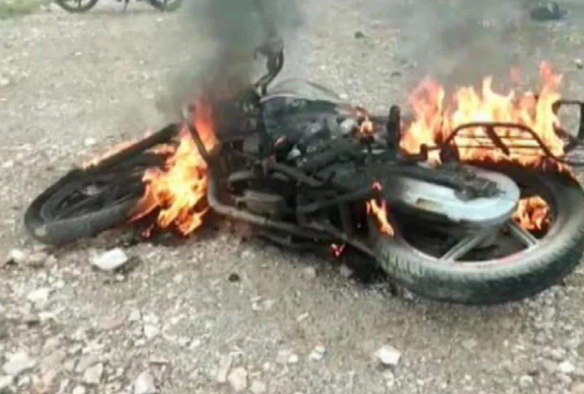 man sets his motorcycle on fire after he was challaned in delhi