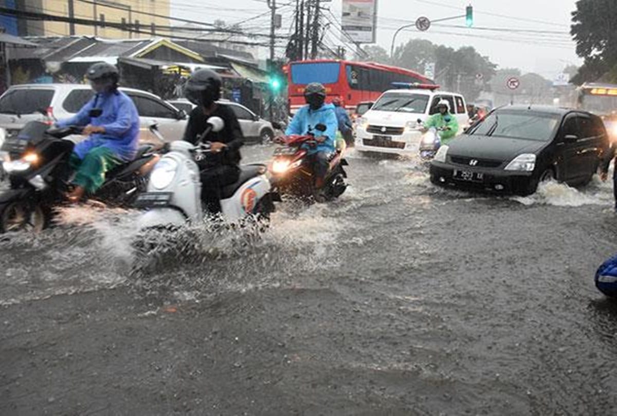 Indonesia flood in Jakarta 16 people killed, thousands stranded