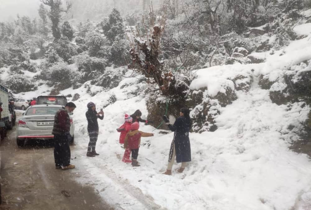 Snow Covered Auli Like Heaven after year 2020 first snowfall See Beautiful Visuals