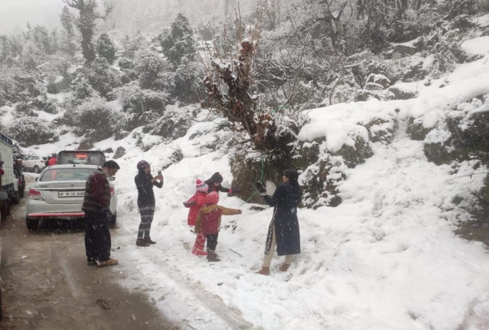 Snow Covered Auli Like Heaven after year 2020 first snowfall See Beautiful Visuals