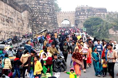 नये साल के पहले दिन किले पर बडी संख्या में घूमने पहुंचे लोग।