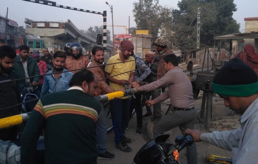 Hathras: Traffic was disrupted for several hours due to malfunction in the rail gate