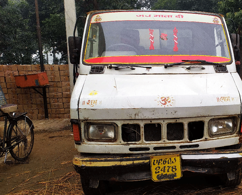 Police caught illegal liquor from mini truck in dalan chhapra road ballia
