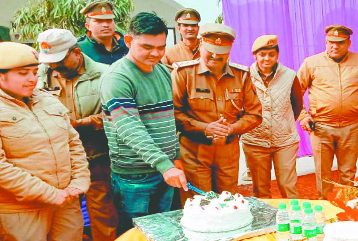 Ssp Agra Bablu Kumar Celebrate Constable Birthday On New Year