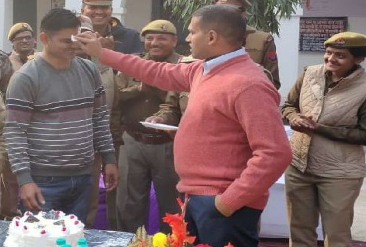 Ssp Agra Bablu Kumar Celebrate Constable Birthday On New Year