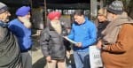 दोपहर को कैलाश धाम के कपाट  खोलने के लिए प्रबंधकीय कमेटी के सदस्य को ज्ञापन देते गण्यमान्य।