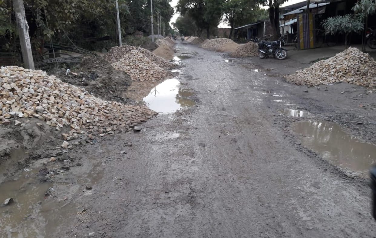Two dozen roads are dilapidated, 5 lakh people are facing problems