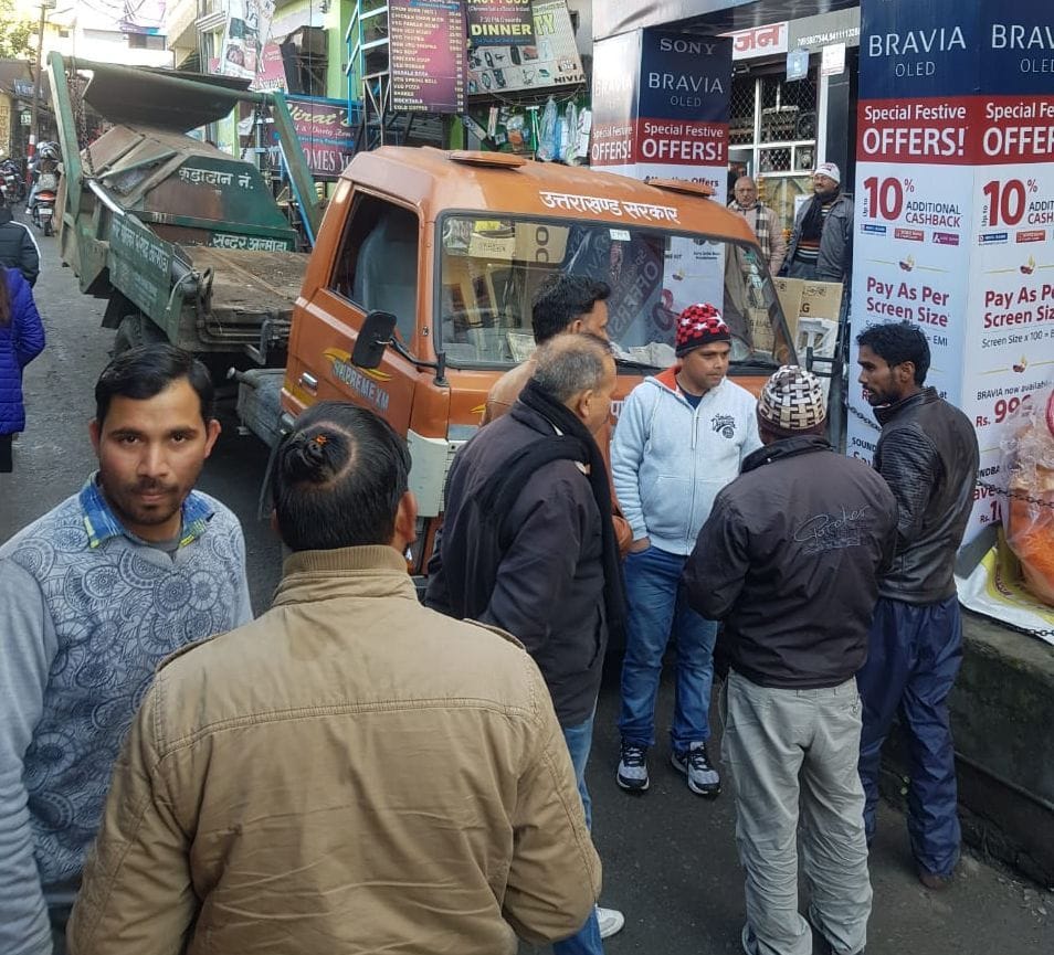 Garbage vehicle brake fails, accident averted due to driver's understanding