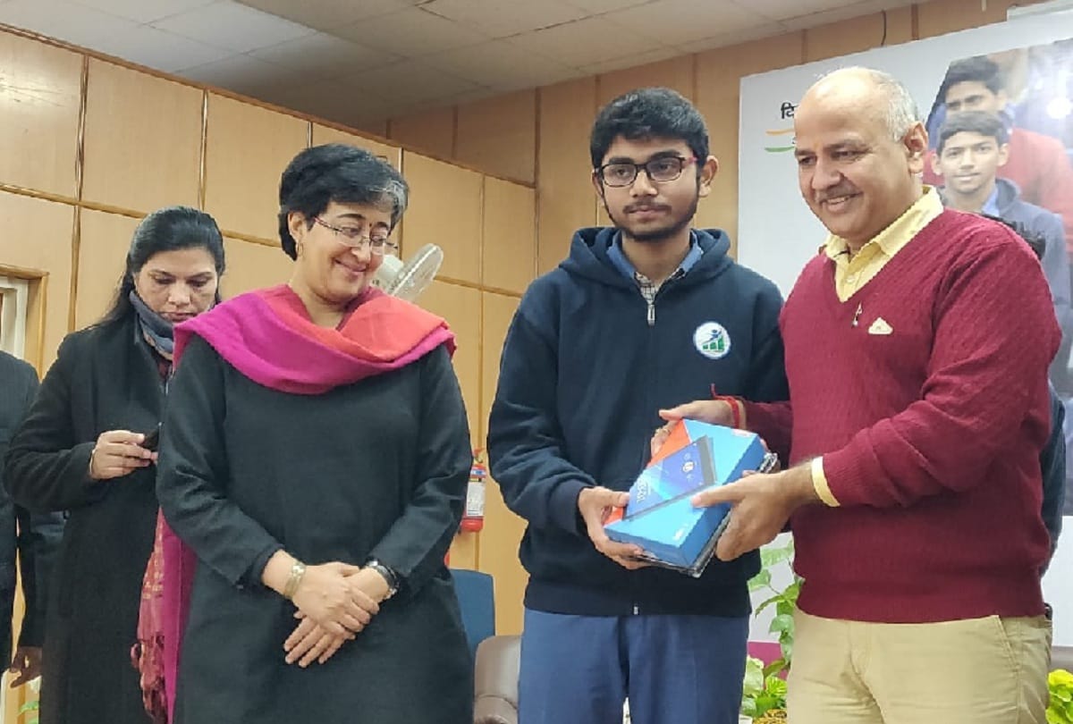Manish Sisodia distributed tablets to delhi govt students