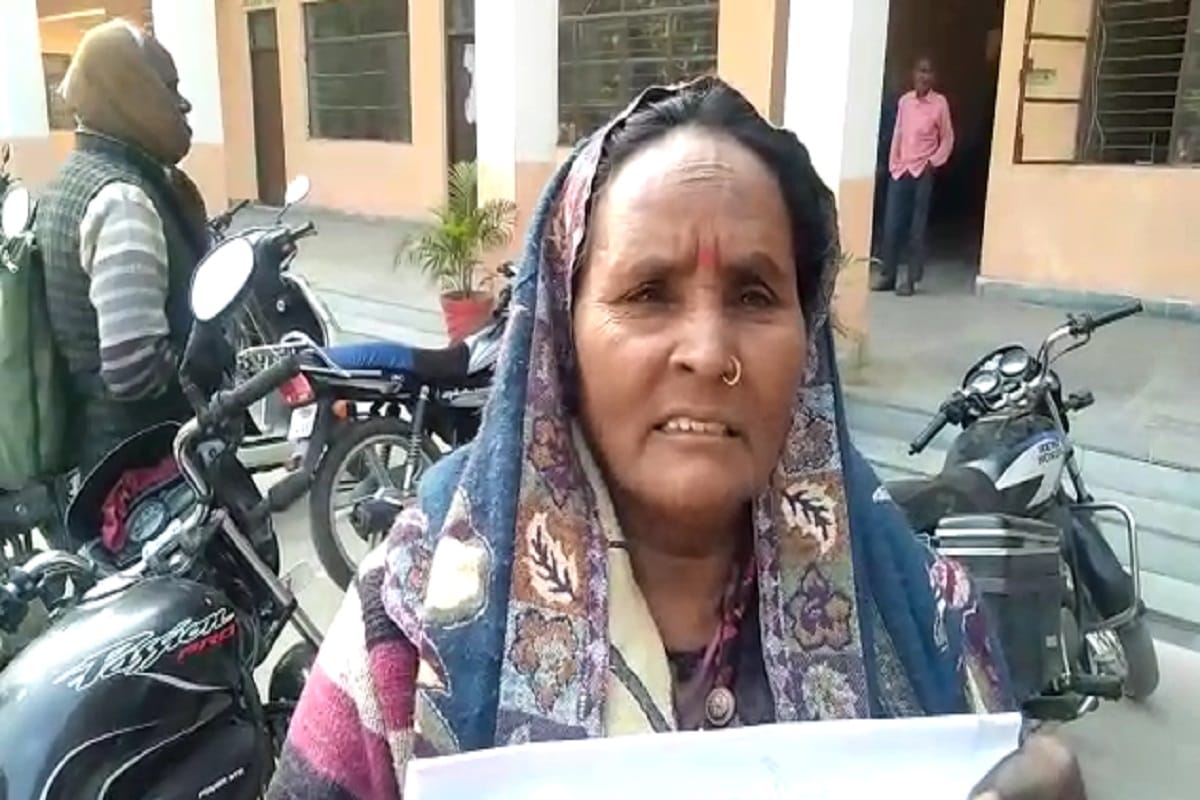 Lekhpal beaten up a woman in Tehsil Office at Bijnor city and video viral