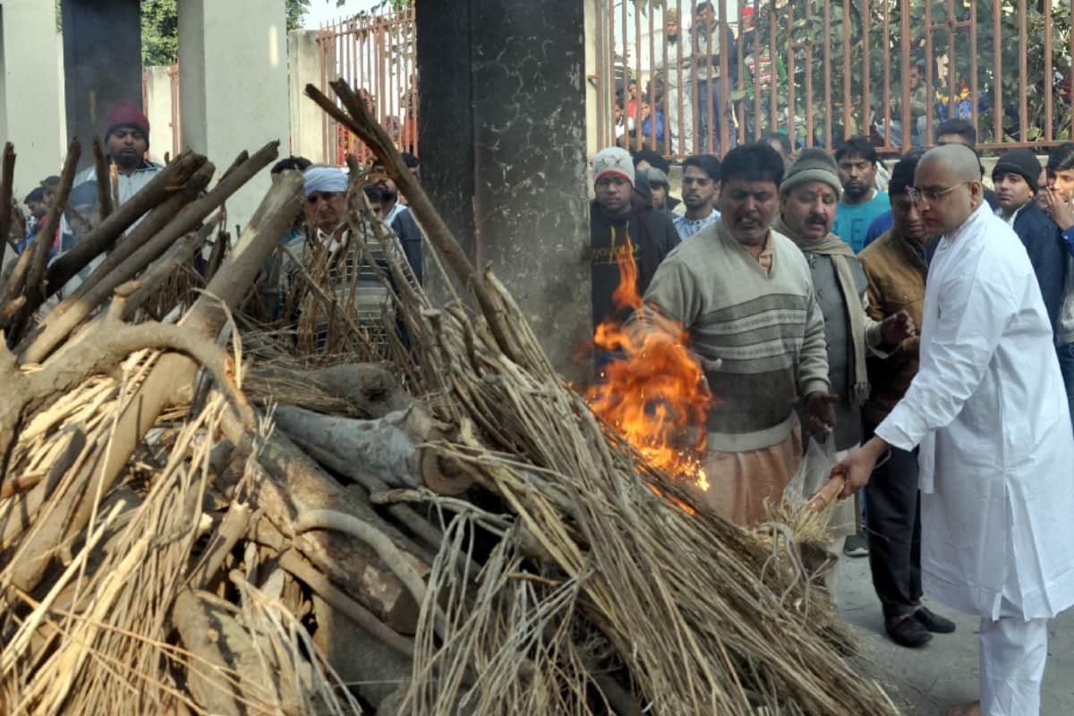death rate graph suddenly rises in Meerut, funeral of more than hundred dead bodies in two days