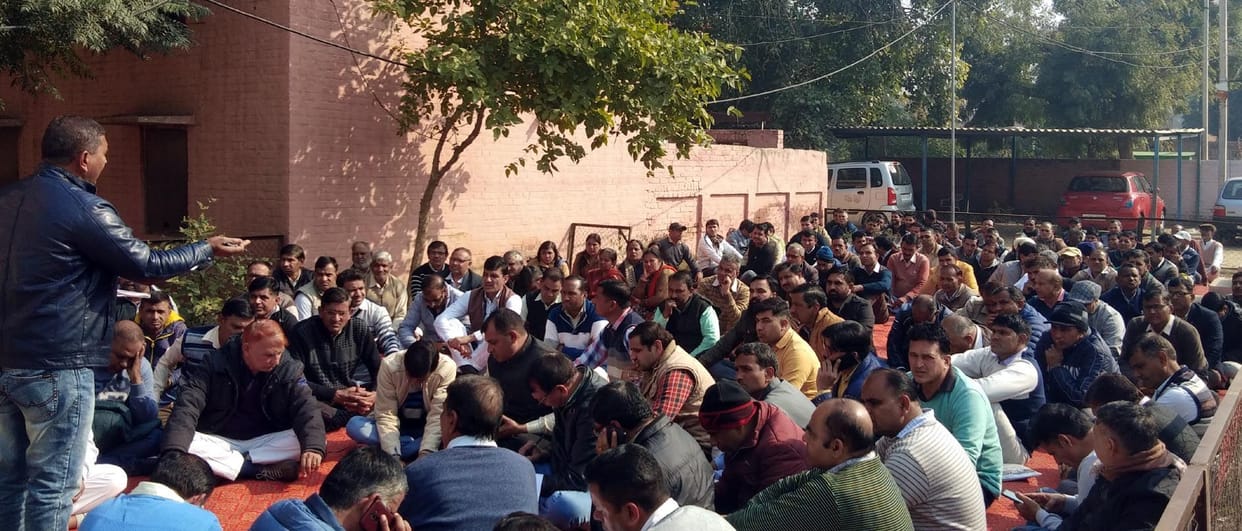 Demonstration done against suspension of DEO, fatehabad