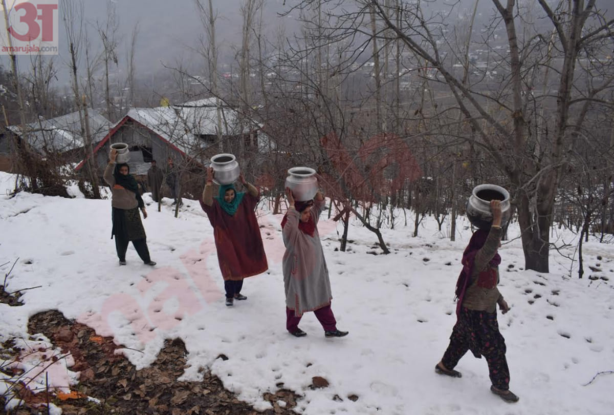 water in pipeline freezes in kashmir valley, photos of winter of kashmir valley,chillai kalan 2020