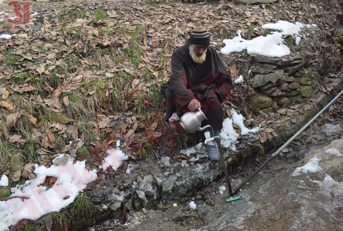 water in pipeline freezes in kashmir valley, photos of winter of kashmir valley,chillai kalan 2020