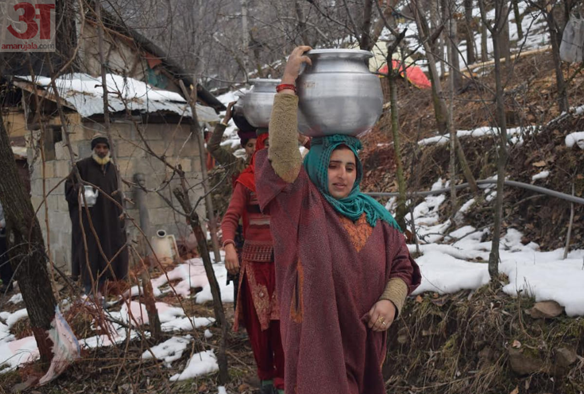water in pipeline freezes in kashmir valley, photos of winter of kashmir valley,chillai kalan 2020