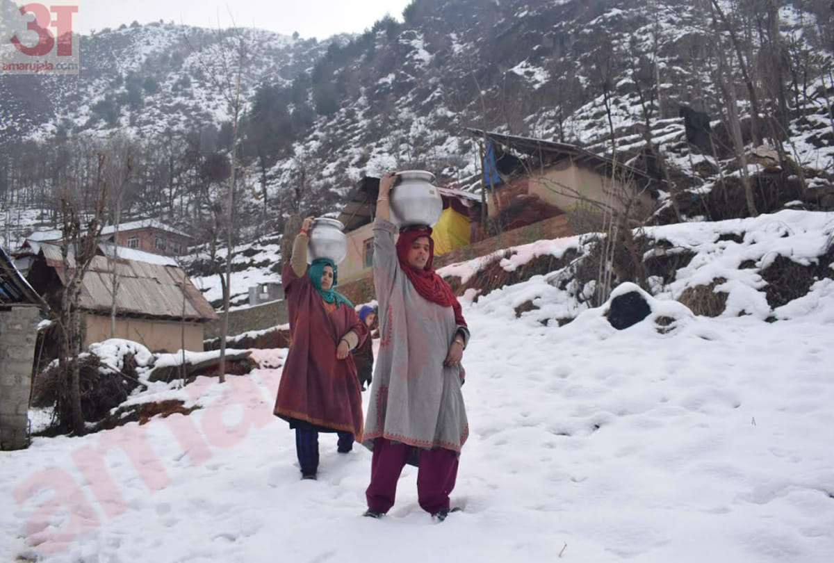 water in pipeline freezes in kashmir valley, photos of winter of kashmir valley,chillai kalan 2020