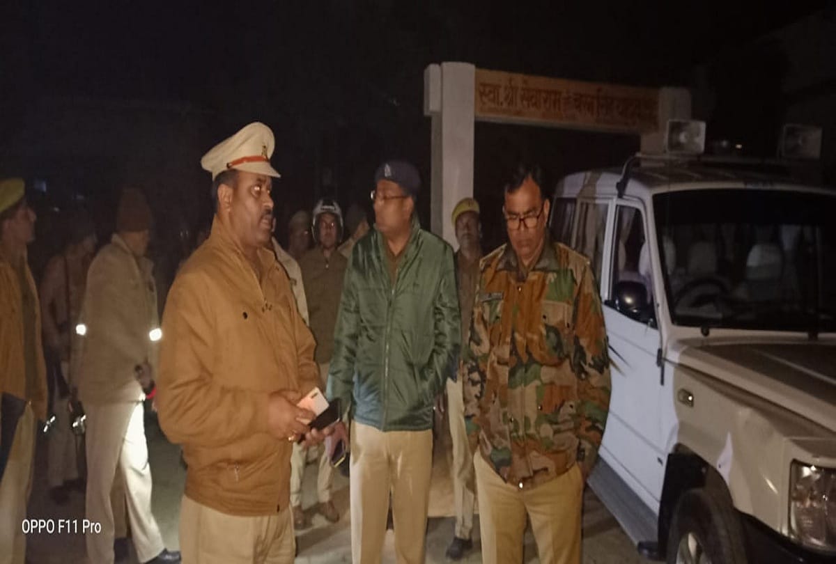 Seeing boyfriend girlfriend in objectionable condition girl father cut them with ax in kanpur