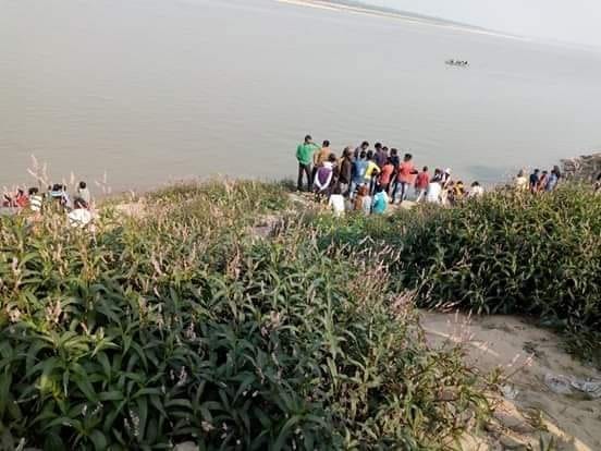 Overload boat overturned in Prayagraj, teenager missing
