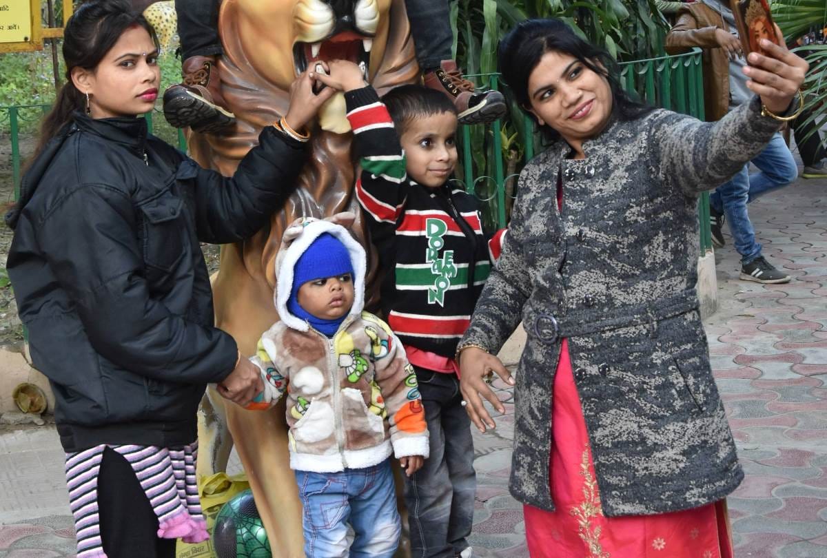 many people visited lucknow zoo