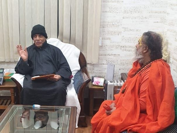 Narendra Giri meets Defense Minister to save the late Hanuman temple complex