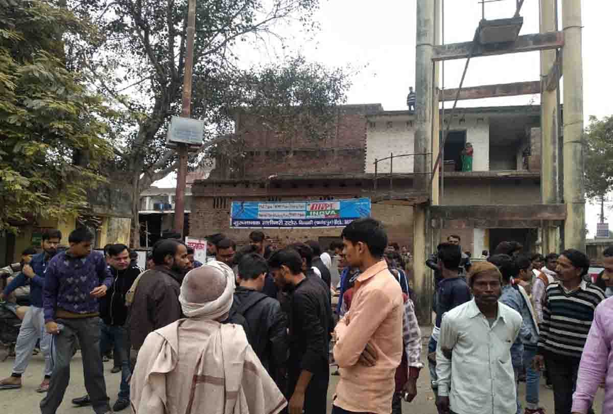 bomb blast in fatehpur, three men wounded