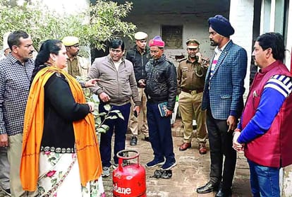 Gas cylinder leaks fire in school
