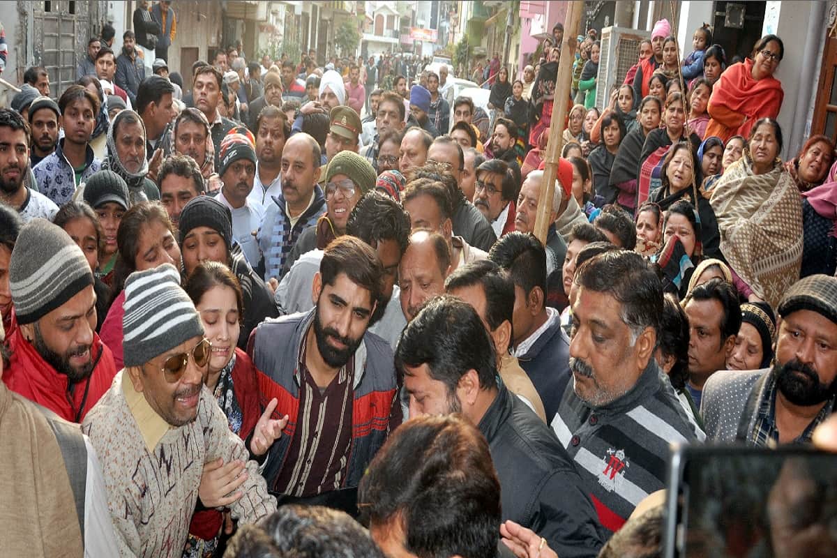 Shamli family murder case Women cried after seeing body of Bhagwat son of singer Ajay Pathak