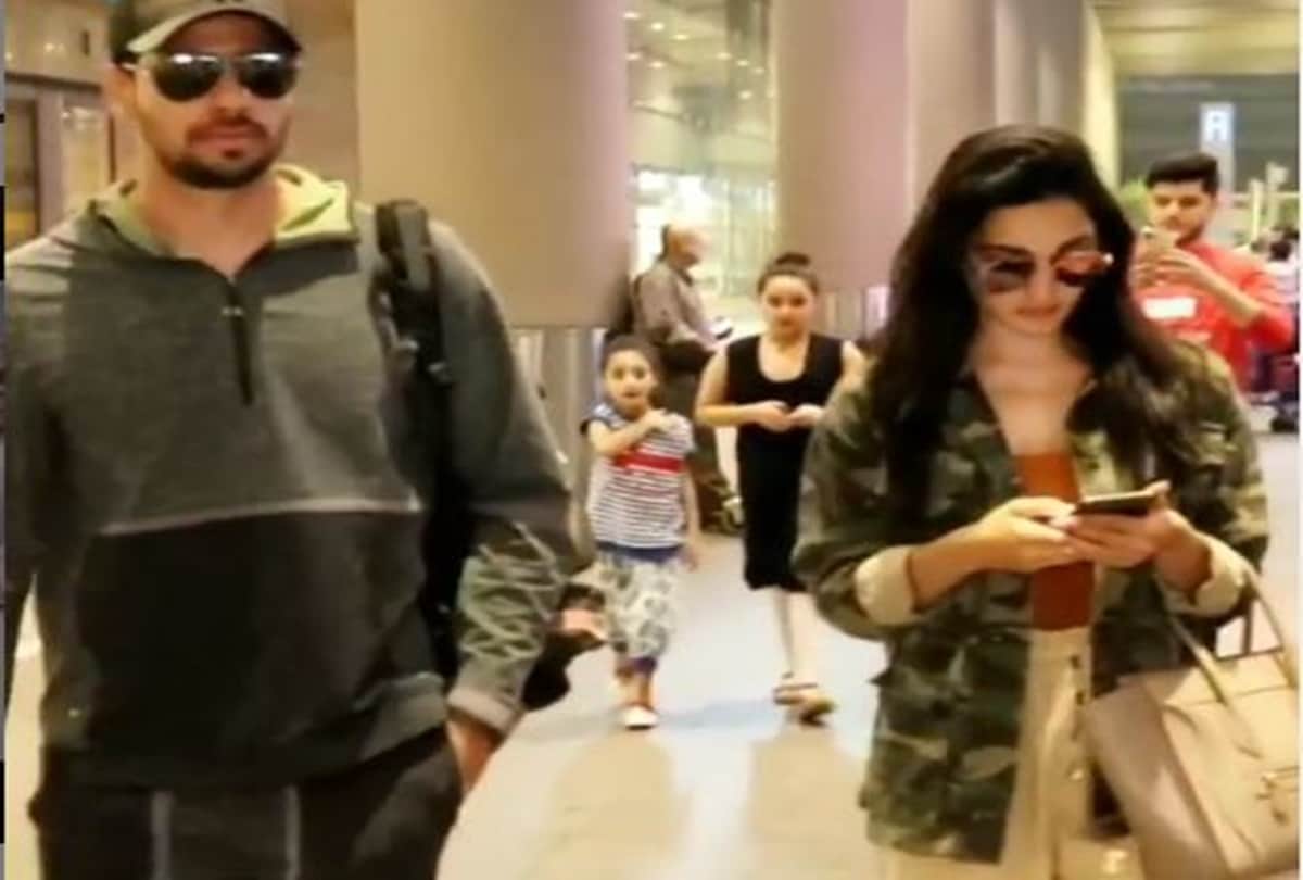 Sidharth Malhotra Kiara Advani Spotted Together At The Airport After New Year Celebration