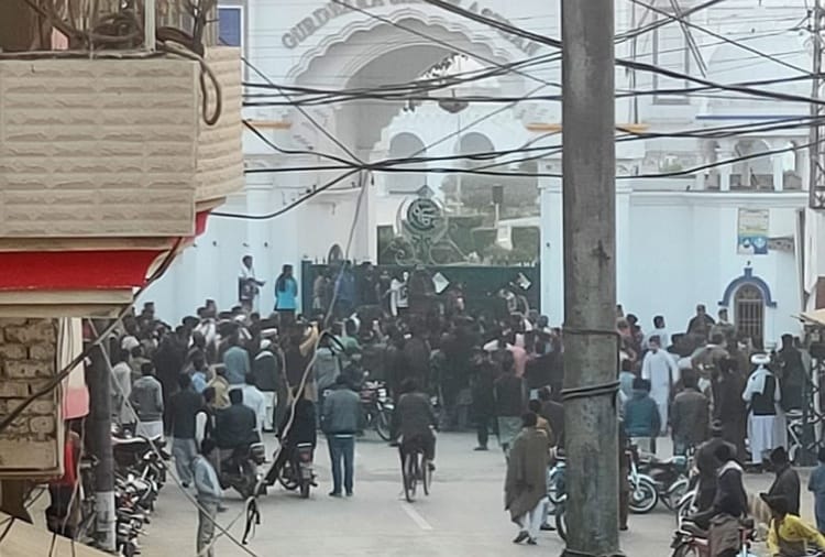Stone pelting at sri Nankana Sahib gurdwara in Pakistan